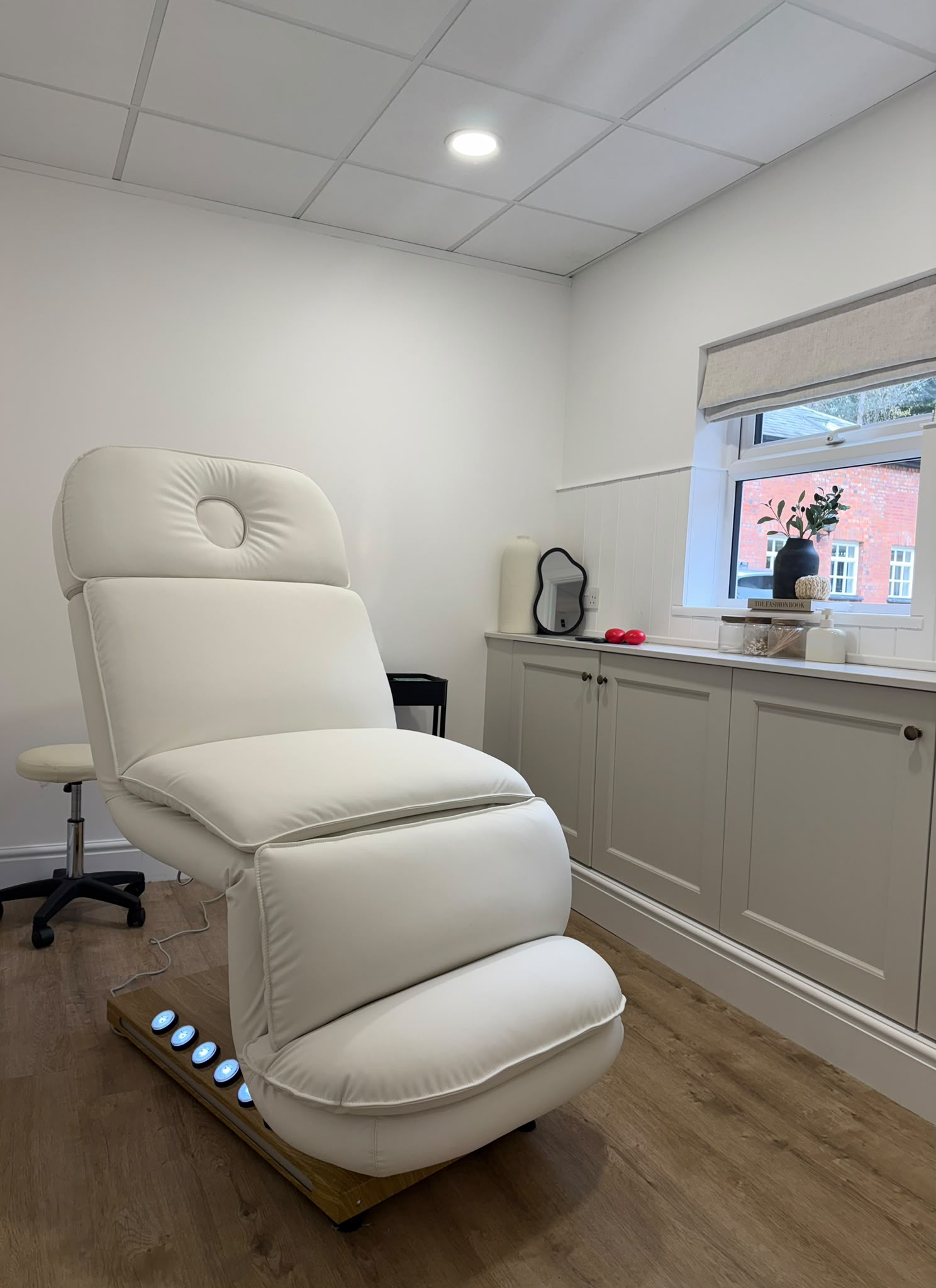 Cream Otia Electric Beauty Bed – £950
